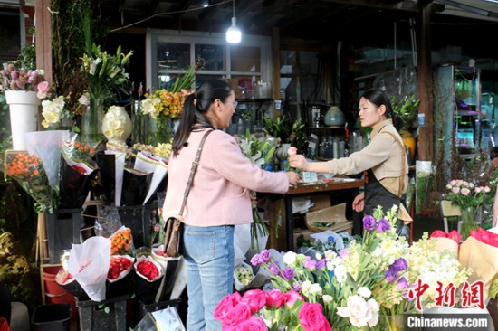 耀世网址：鲜花消费日常化 中国年轻人把春天“带回家”